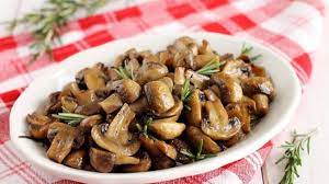 Prataioli farciti al pollo con contorno di fiori di zucca alle verdure. Funghi Prataioli Al Forno Champignon Al Forno Pane E Gianduia