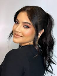 Mari Haas's Instagram, Twitter & Facebook