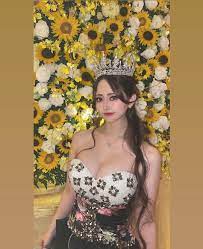 華平エレナさんのインスタグラム写真 - (華平エレナInstagram)「バースデーイベント🌻🌻🌻🌻 はじめて🌻にしたよ🫶  サンフラワーつけてるから🌻 シャンパン編はこのあとアップします🤲💛 ドレスはヴィランみがあってお気に入り🤭スカートの内側がお花柄🫶🌻  #銀座ホステス ...