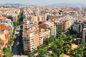 El barrio está formado por isletas de casas cuadriculadas con unas esquinas truncadas muy características de la zona. Barcelona Espana 07 De Julio 2012 Vista Aerea De La Calle En El Barrio Del Eixample De Barcelona Fotos Retratos Imagenes Y Fotografia De Archivo Libres De Derecho Image 19163483