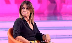 Volevo morire, non prendevo mio figlio in braccio per paura di buttarmi dalla finestra insieme a lui, il doloroso racconto. Paola Perego Polemica Per Il Video Sui Social Caffeina Magazine