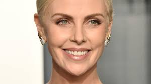 Reuterssouth african actress charlize theron arrives at the 2011 vanity fair oscar party in dapdin this dec. Charlize Theron Erklart So Wird Ihr Nachname Ausgesprochen Promiflash De