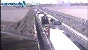 Due persone sono morte in un incidente sull'autostrada a1, tra piacenza e fiorenzuola, in cui sono stati coinvolti un'auto, un camion sul posto ci sono i vigili del fuoco, impegnati a spegnere l'incendio. Schianto Mortale In A1 Tra Fiorenzuola E Fidenza Lunghe Code Piacenzasera It
