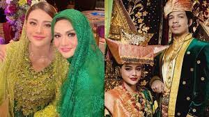 Pernikahan aurel hermansyah dan atta halilintar rencananya akan digelar di hotel raffles jakarta selatan. Krisdayanti Tulis Doa Di Hari Pernikahan Aurel Atta Melalui Mereka Karuniailah Aku Keturunan Tribunnews Com Mobile