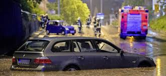 Nach einem unwetter steht autos und umgefallene mülltonnen auf einer überfluteten straße. Unwetter Richten Verwustung An Sudwest Badische Zeitung