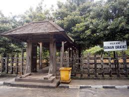 Maybe you would like to learn more about one of these? Makam Sunan Drajat Menikmati Wisata Religi Di Lamongan Tempat Me