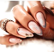 Manichiura cu glitter stilizeaza modelele clasice, consacrate sarbatorilor de iarna, conferind tuse de glam, pretioase, metalizate. Unghiute 2021 Home Facebook