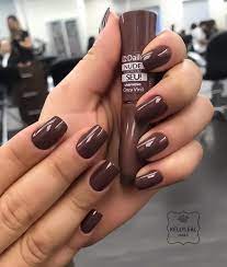 Las uñas pintadas de color rojo son un clásico, especialmente cuando se acerca el otoño y el invierno, donde apetece más que nunca llevarlas de este color, especialmente de un tono rojo oscuro. Unhas Esmaltes Dicas On Instagram Cinza Vinil Dailus Por Kellylealnail Viciadaemv Manicura De Unas Esmalte Para Morenas Mejor Esmalte De Unas