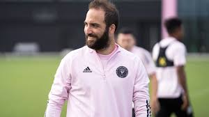 Gonzalo higuain è al centro di numerose voci di calciomercato che danno già per certo l'addio alla juventus. Inter Miami Cf Forward Gonzalo Higuain Says He Enjoys Playing Soccer Again In Mls Mlssoccer Com