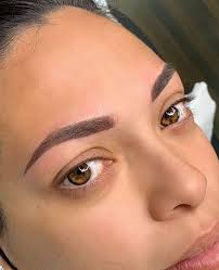Transforma tu Mirada con la Artista de Cejas Ideal! ✨👁️"