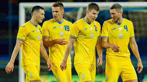 Як я вже написав, що північна македонія грає у 3 центральних захисника в лінію. Ukrayina Pivnichna Makedoniya Komandi Viznachilisya Z Formoyu Na Match Yevro 2020 Futbol 24