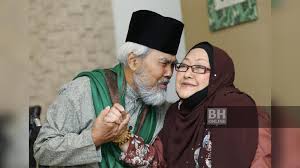 Ku coba untuk melawan hatitapi hampa terasa di sini tanpamubagiku semua sangat berarti lagikuingin kau disinitepiskan sepiku bersamamu. Perginya Lelaki Romantis