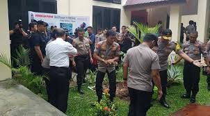 Minggu Ceria Kapolri Idham Aziz Tanam Eboni Di Makasar Di 2020 Dengan Gambar Minggu Ekosistem Jenis