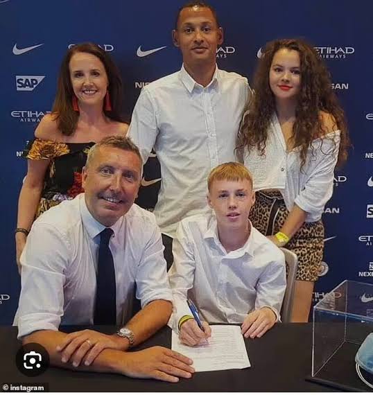 Cole Palmer with his family signing his first contract in football.