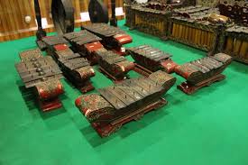 Dalam sejarah, musik gamelan jawa juga sering digunakan untuk mengiringi beberapa acara tertentu terutama saat diadakannya acara resmi oleh kerajaan di seperti contohnya gamelan jawa sering digunakan untuk mengiringi pernikahan anggota keraton. Gamelan Bali Ragam Keindahan Selaras Zaman Indonesia Kaya