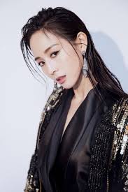 張均甯再穿連體裝，這次換霸氣油頭不秀身材秀氣場，反而更驚艷！