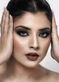 Anna Mazzotta's Instagram, Twitter & Facebook