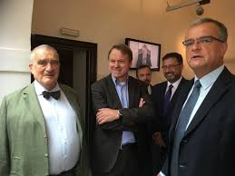 Kolem čtyřiceti členů výkonného výboru top 09 se sešlo ve čtyři hodiny odpoledne v restauraci na latráně, aby projednali přípravu listopadového. Karel Schwarzenberg Martin Bursik Michal Kucera A Miroslav Kalousek Zleva Ve Snemovne Aktualne Cz