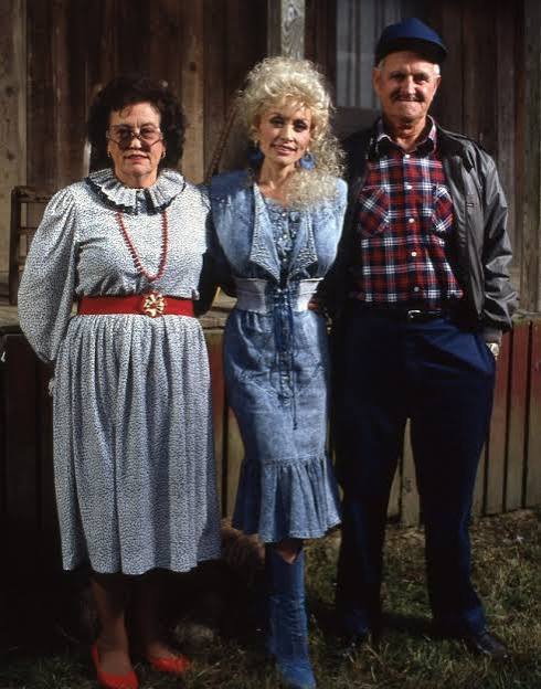 Heartbroken Dolly Parton loses fourth sibling as brother dies aged 82 | Metro News