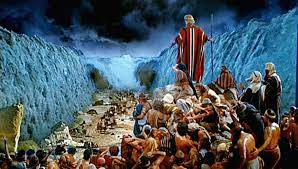 As the hebrews reach the red sea, they discover that rameses has gone back on his word and plans to have them all killed. The Ten Commandments 1956 T100p