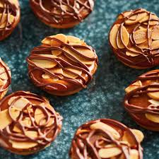 Bouchees Sucrees Au Caramel Et Aux Amandes Ricardo Recipe Caramel Bites Caramel Biscuits Delicious Desserts