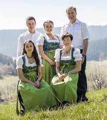 Stjepan hauser was born on 15th june 1986. Foto Unterhoefenhof Familie Hauser 400x450 Unterhofenhof Ferienwohnungen