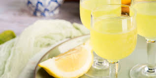 Gli ingredienti alla base del limoncello sono legati alla giusta relazione tra buccia di limone, alcool, acqua e zucchero: Limoncello La Ricetta Con Tutti I Trucchi Per Farlo In Casa