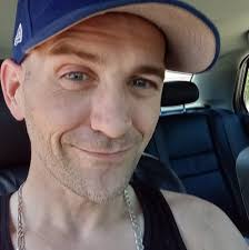 What a moment backstage as Max Holloway's son congratulated Dustin Poirier 