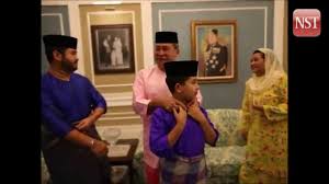 Baju ni mula dipakai di johor ketika pemerintahan sultan ibrahim ibni sultan. Johor Royal Family Prepares To Welcome Syawal Youtube
