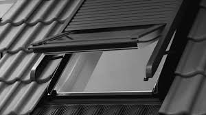 Fonctionnement D Un Volet Roulant Velux Sur Une Fenetre De Toit Ouverte Youtube