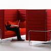 Das polder sofa von vitra, hier als ausstellungsstück, wirkt wie eine einladende sitzlandschaft. 1