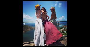 Johnny hallyday et sa femme laeticia. Laeticia Hallyday En Robe Dos Nu A Saint Barth Avec Sa Beaute Sandra Sisley Purepeople