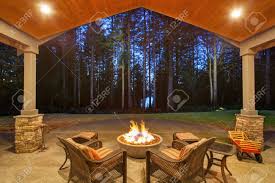 Grossen Hinterhof Mit Gras Und Uberdachte Terrasse Mit Feuerstelle Lizenzfreie Fotos Bilder Und Stock Fotografie Image 41629801