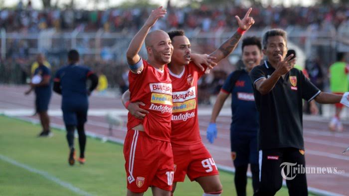 Marquinhos Carioca (kiri) di Badak Lampung FC.
