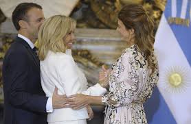 Tendres moments à la neige ! New Book About Emmanuel And Brigitte Macron S Controversial Love Story