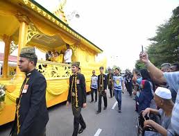 23 july 1981, tunku abdul malik, tunku bendahara kedah telah dilantik dan dimashurkan sebagai waris pertama takhta kerajaan kedah dengan gelaran duli yang teramat mulia raja muda kedah. Sultan Sultanah Kedah Dibawa Berarak Temui Rakyat Menaiki Bahtera Layang Emas Air Times News Network