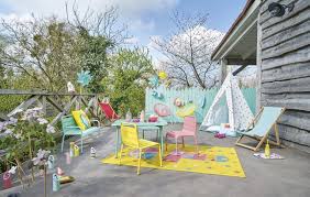 Salons de jardin en bois, rotin. Maisons Du Monde Le Mobilier Enfant S Invite Dans Le Jardin