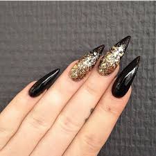 Black And Gold Ombre Stiletto Nails The Best Way To Use Instagram On The Web And Ipad Pictacular Unhas Stileto Unhas Pretas Unhas Stiletto