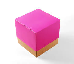 Boite Cadeau Surprise Spectaculaire Et Originale Boîte très originale composée de deux parties de formes triangulaires qui, si elles s'emboîtent et se maintiennent avec le fourreau, donnent un résultat très sympa en forme rectangulaire de sapin de noël. boite cadeau surprise spectaculaire et