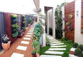Taman rumah minimalis dengan dinding hijau yang unik Inspirasi Desain Taman Kecil Untuk Lahan Terbatas Homeshabby Com Design Home Plans Home Decorating And Interior Design