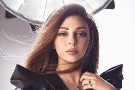 ميريام فارس ولدت في (3 من مايو 1983)، هي مغنية وفنانة استعراضية وممثلة لبنانية.لا ينحصر جمهورها في لبنان فقط بل من الدرجة الأولى العالم العربي، وقد اشتهرت بأغاني عديدة ك أنا والشوق و حقلق راحتك و مكانه وين و إيه اللي. Myriam Fares Amazes Her Followers With Pictures Of Dancing In Difficult Situations A Homeland Tweeting Outside The Flock Gulf News Prime Time Zone