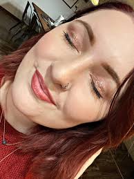 Its time to sparkle ✨️ Bring a the Christmas sparkle to vour eves! Meet the  liquid eyeshadow that shines brighter than fairy lights ‣ Full-coverage  metallic finish that shifts & shimmers with