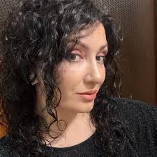 Pershendetje.. Nena te dashura thjesht me duhet nje mendim ose pse jo nje  keshille,, A eshte e drejte qe babai i nje femije ,ose bashkshorti te mos  te te ndihmoje nje larjen