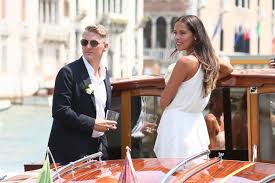 Bastian schweinsteiger ist ein ehemaliger deutscher fußballspieler, der seit seinem karriereende als experte der ard bei der sportschau im einsatz ist. Ana Ivanovic Shows Off Incredible Weight Loss Just One Week After Giving Birth To First Baby With Bastian Schweinsteiger