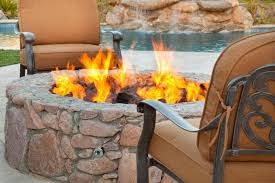 Nahaufnahme Von Einer Runde Steine Feuerstelle Gebaut Auf Einem Backstein Patio Mit Blick Auf Den Pool Feuer Garten Und Feuerstelle