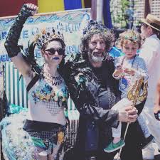 She sings and plays piano, ukulele, and keytar. Tom Please Wash Your Hands Berry On Twitter Hi Maybe We Re Both Confused I M Referring To The Picture In This Thread That Amanda Palmer Posted That She Says Was Taken By