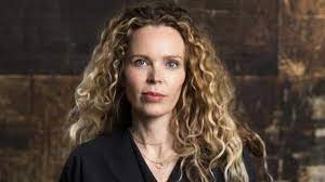 Naast het boekenweekgeschenk wordt er ook elk jaar een essay geschreven. Roxane Van Iperen About Boekenweekessay The Netherlands Does Not Look Much In The Mirror Teller Report