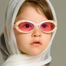 De obicei cu mana goala. Cleopatra Stratan Pentru Clipul Ghita Round Sunglasses Celebrity Kids Glasses