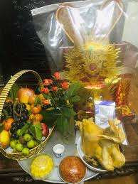 Chuẩn bị mâm cúng giao thừa ngoài trời ...