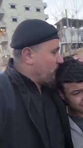 🔴 الطفل بكي ..والعسكريين بكيوا.. ونحنا كمان بكينا ع هالمشهد.., احد أطفال  الرقة المفرج عنهم من بين الااف من الذين كانت مليشيا قسد تعتقلهم., هاد الطفل  يبلغ من العمر 15 سنة وصارله بالسجن 7 سنوات !! , ...